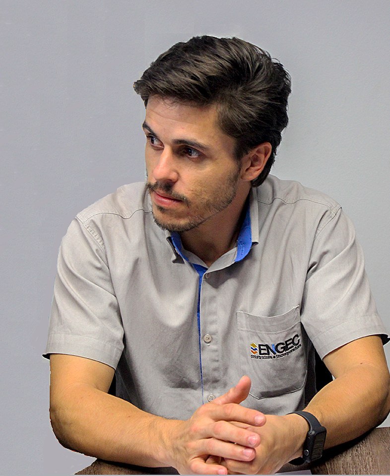 Retrato profissional do Engenheiro Civil Douglas Braga em canteiro de obras